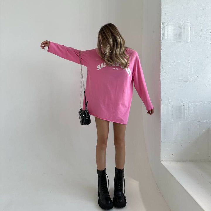 Damernas avslappnade oversized T-shirt med kreativ text Mirla-Eva Jonsson