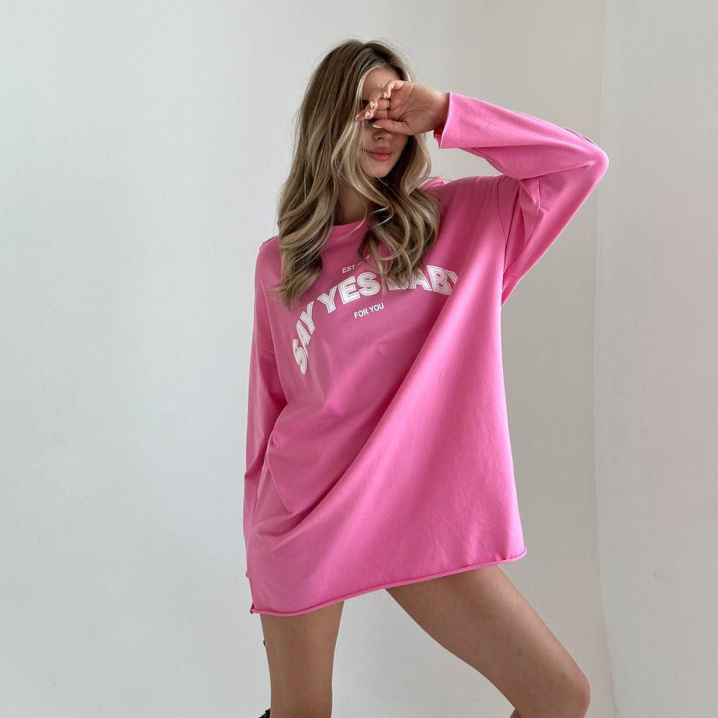 Damernas avslappnade oversized T-shirt med kreativ text Mirla-Eva Jonsson