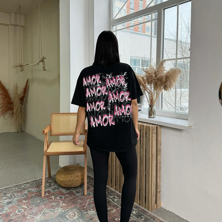 Damernas avslappnade oversized T-shirt med kreativ text Mirla-Eva Jonsson