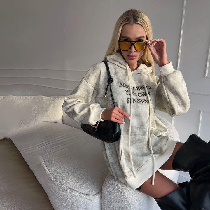 Damernas avslappnade oversized hoodie med kreativ text Mirla-Eva Jonsson