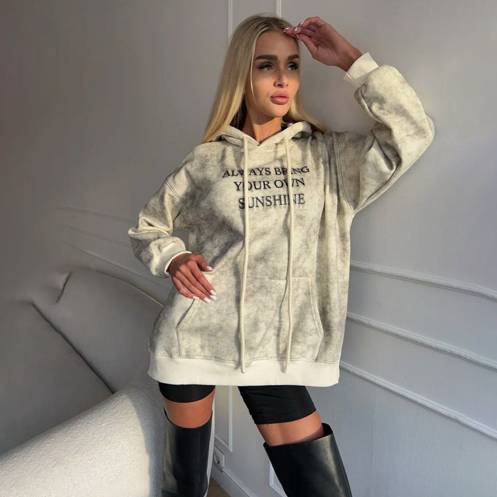 Damernas avslappnade oversized hoodie med kreativ text Mirla-Eva Jonsson