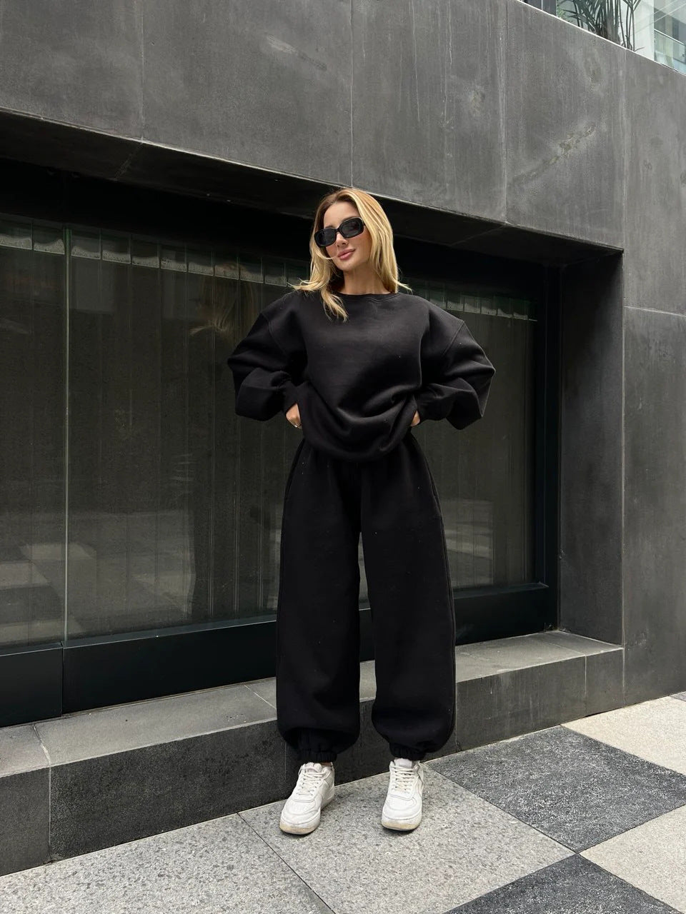 Damernas avslappnade oversized hoodie och avslappnad fit joggingset Eva Jonsson-Eva Jonsson