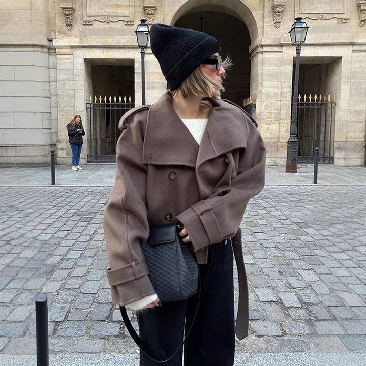 Damernas avslappnade oversized jacka med dubbel knapprad och bred krage Mirla-Eva Jonsson