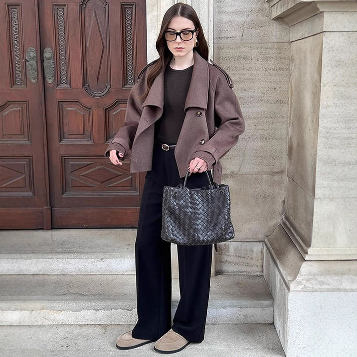 Damernas avslappnade oversized jacka med dubbel knapprad och bred krage Mirla-Eva Jonsson