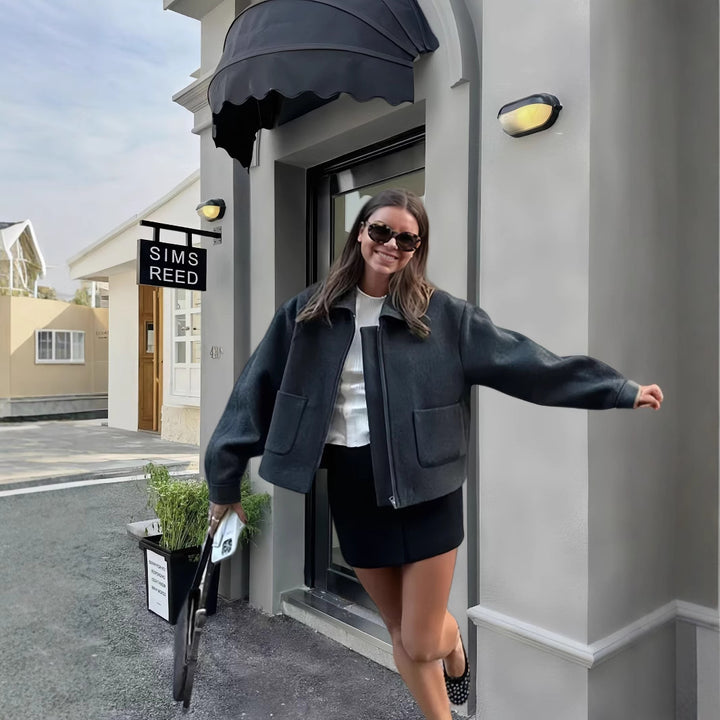 Damernas avslappnade oversized-jacka med praktiska påsydda fickor Mirla-Eva Jonsson