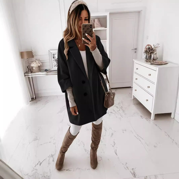 Damernas avslappnade oversized kappa med dubbel knappstängning Mirla-Eva Jonsson