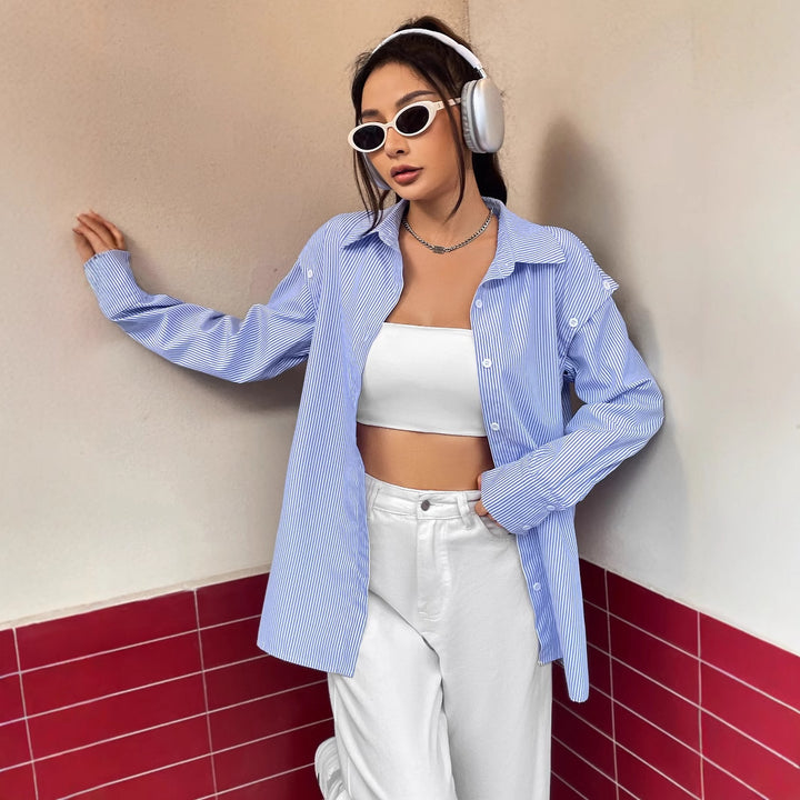Damernas avslappnade randiga blus med oversized passform och knappar detaljer Mirla-Eva Jonsson