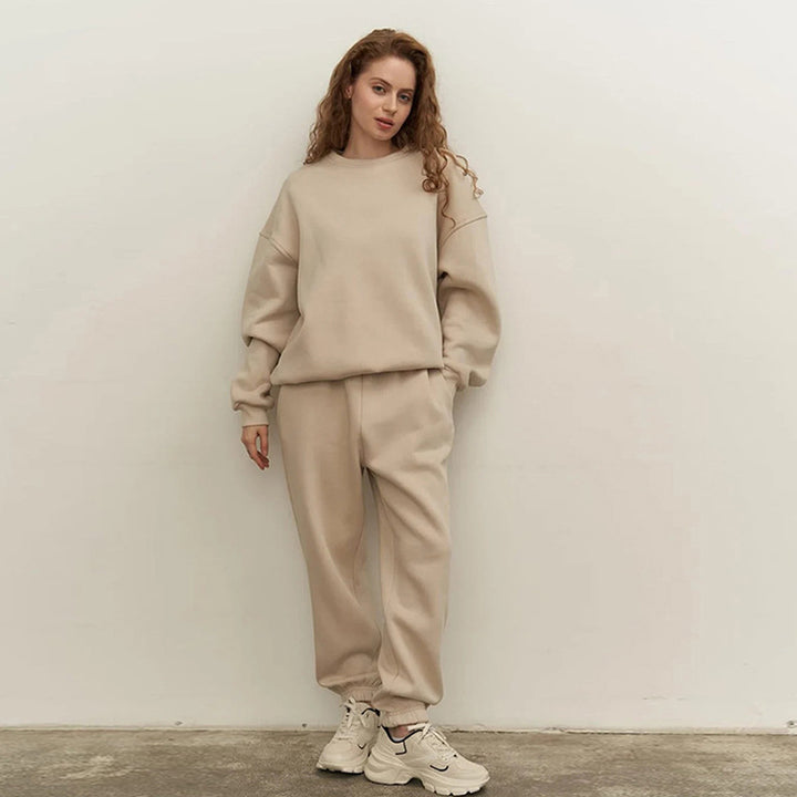 Damernas avslappnade set av oversized sweatshirt och joggingsbyxor Mirla-Eva Jonsson