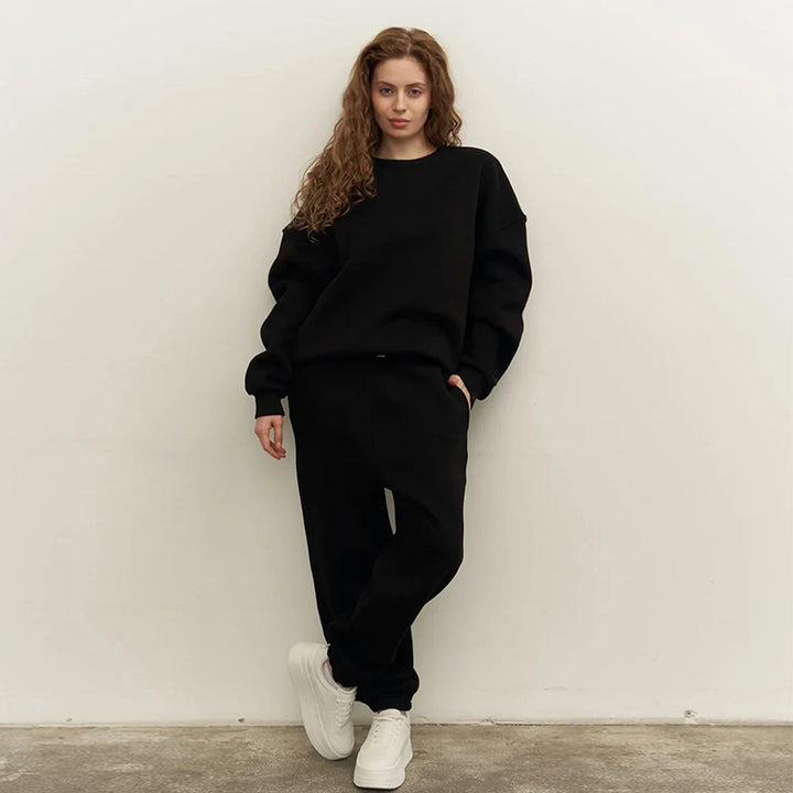 Damernas avslappnade set av oversized sweatshirt och joggingsbyxor Mirla-Eva Jonsson