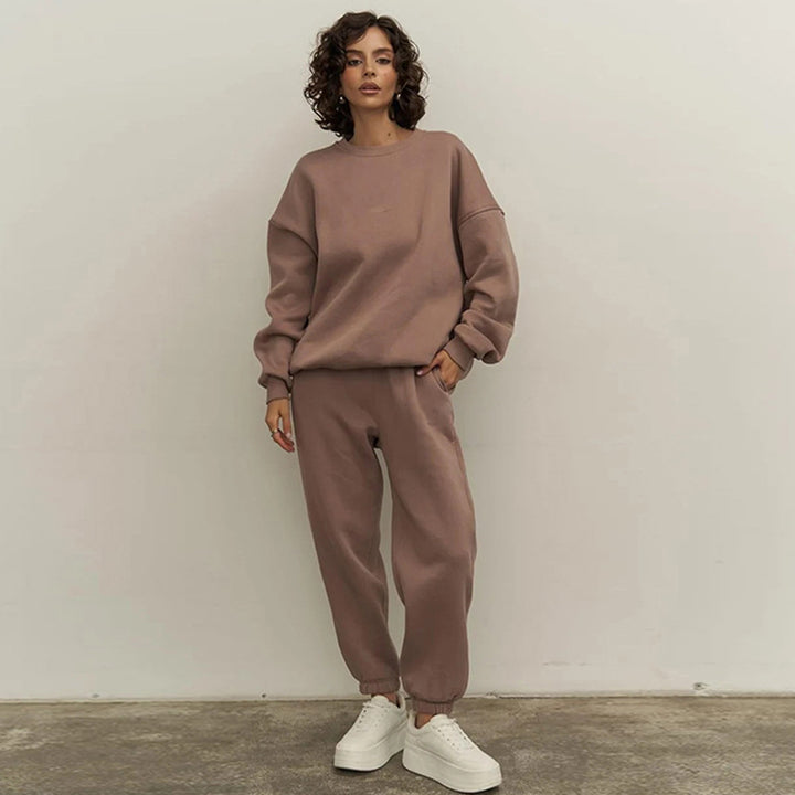 Damernas avslappnade set av oversized sweatshirt och joggingsbyxor Mirla-Eva Jonsson