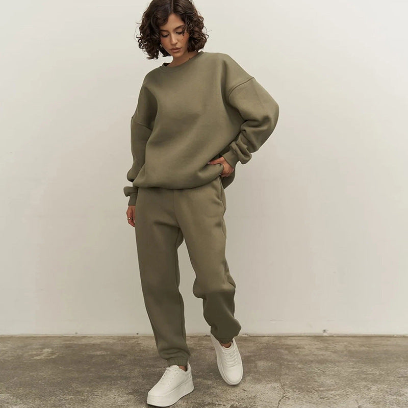 Damernas avslappnade set av oversized sweatshirt och joggingsbyxor Mirla-Eva Jonsson