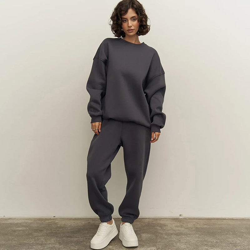 Damernas avslappnade set av oversized sweatshirt och joggingsbyxor Mirla-Eva Jonsson