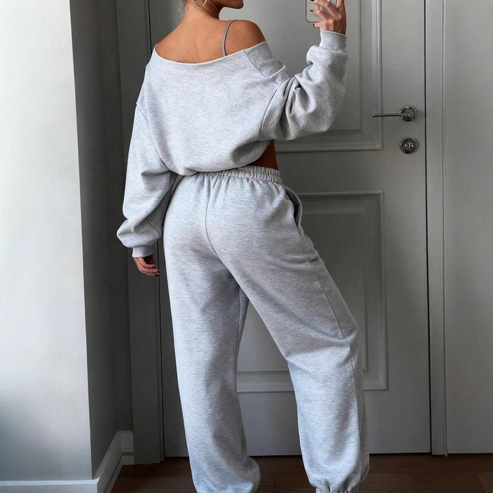 Damernas avslappnade sportdräkt med crop-top och vida byxor Mirla-Eva Jonsson