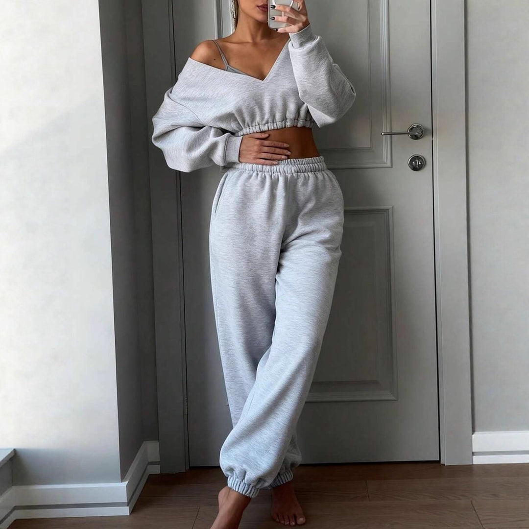 Damernas avslappnade sportdräkt med crop-top och vida byxor Mirla-Eva Jonsson