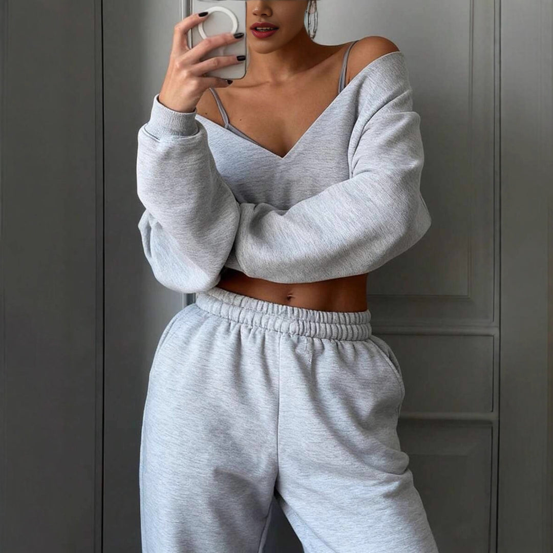 Damernas avslappnade sportdräkt med crop-top och vida byxor Mirla-Eva Jonsson