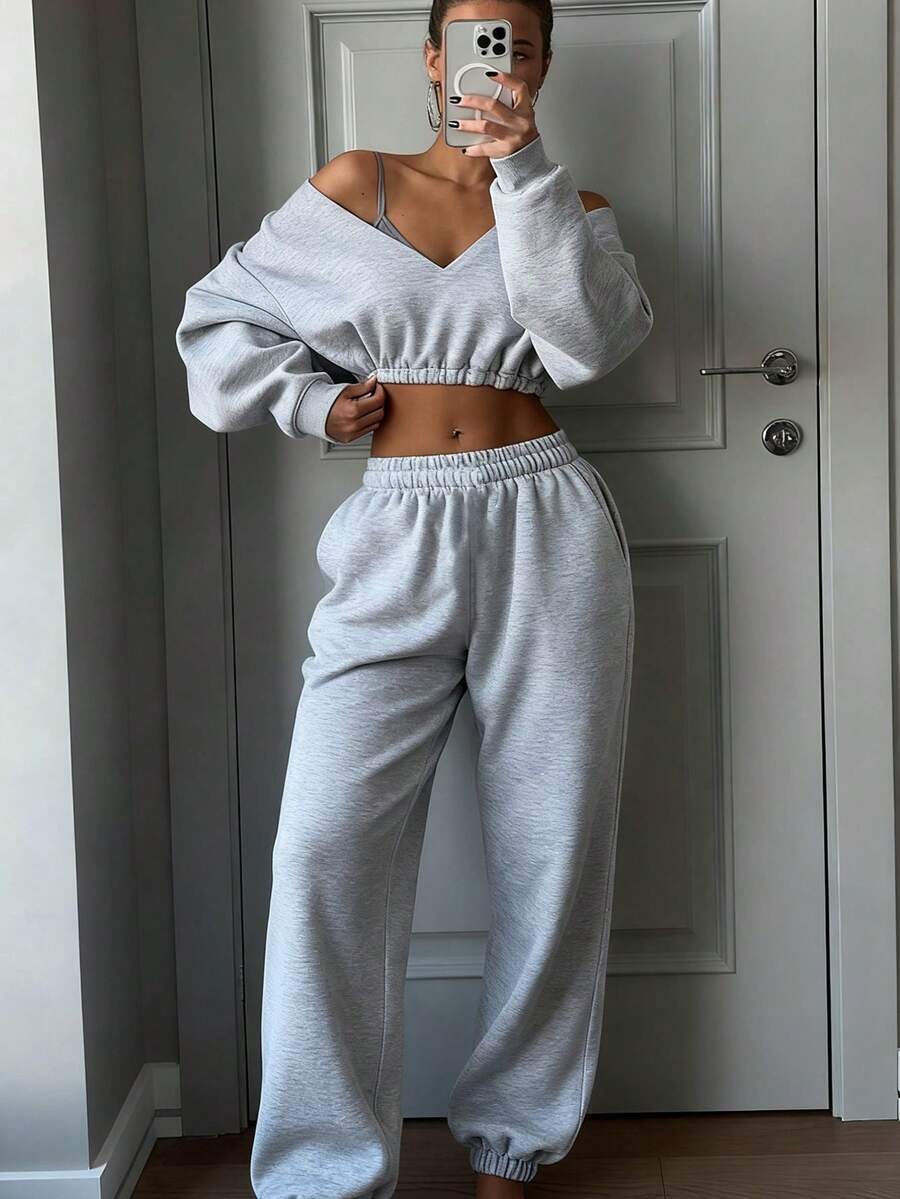 Damernas avslappnade sportdräkt med crop-top och vida byxor Mirla-Eva Jonsson