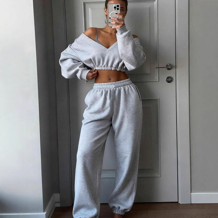 Damernas avslappnade sportdräkt med crop-top och vida byxor Mirla-Eva Jonsson
