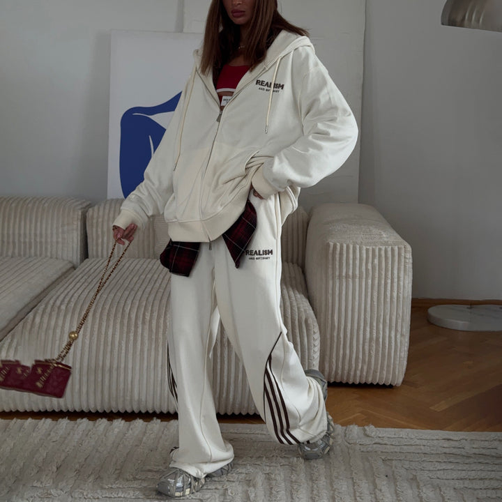 Damernas avslappnade sportoutfit med hoodie och joggingbyxor Mirla-Eva Jonsson