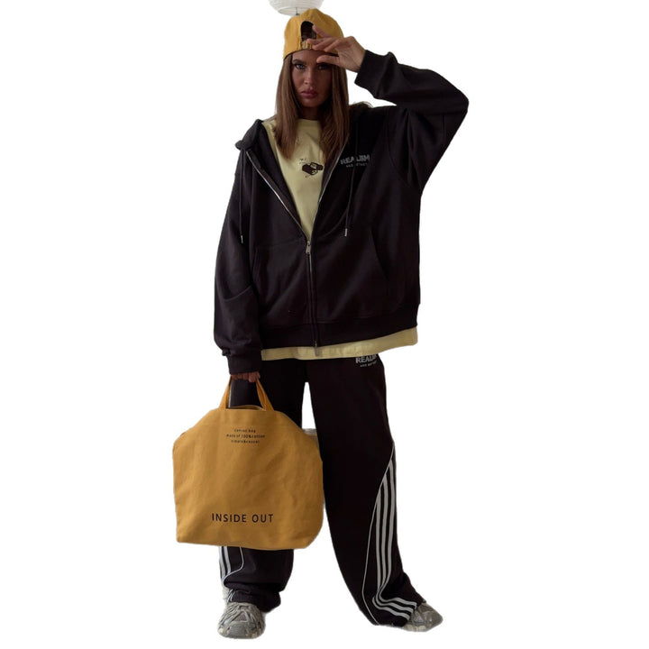 Damernas avslappnade sportoutfit med hoodie och joggingbyxor Mirla-Eva Jonsson