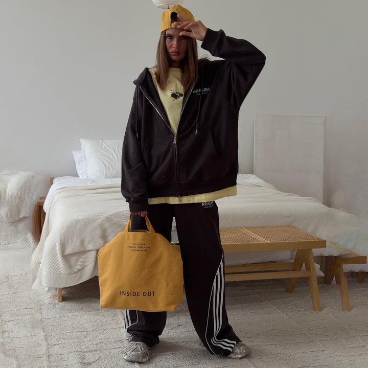 Damernas avslappnade sportoutfit med hoodie och joggingbyxor Mirla-Eva Jonsson