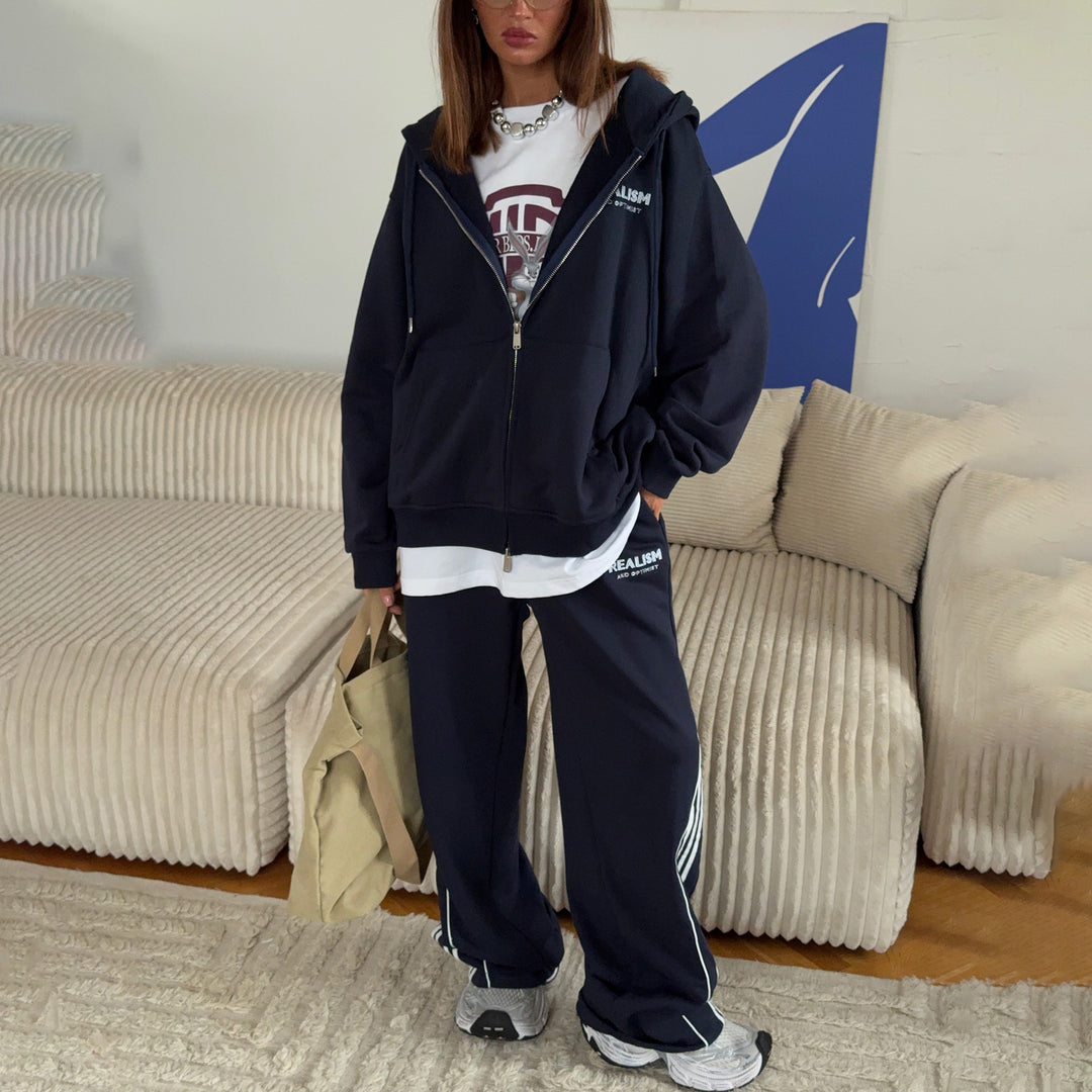Damernas avslappnade sportoutfit med hoodie och joggingbyxor Mirla-Eva Jonsson