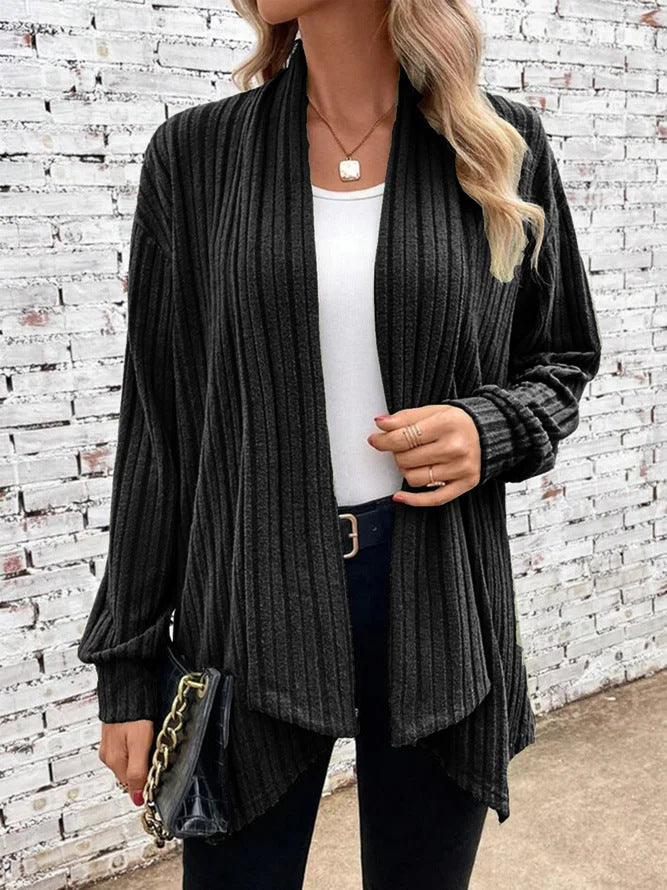 Damernas avslappnade stickad cardigan med asymmetrisk nederkant och fint ribbdesign Mirla-Eva Jonsson