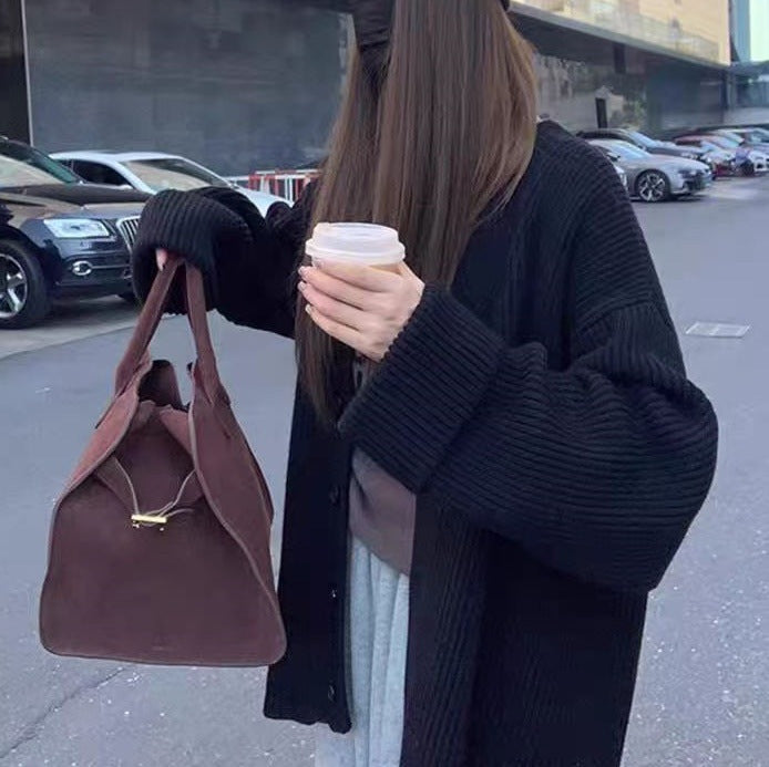 Damernas avslappnade stickad cardigan med knappar och vid passform Mirla-Eva Jonsson