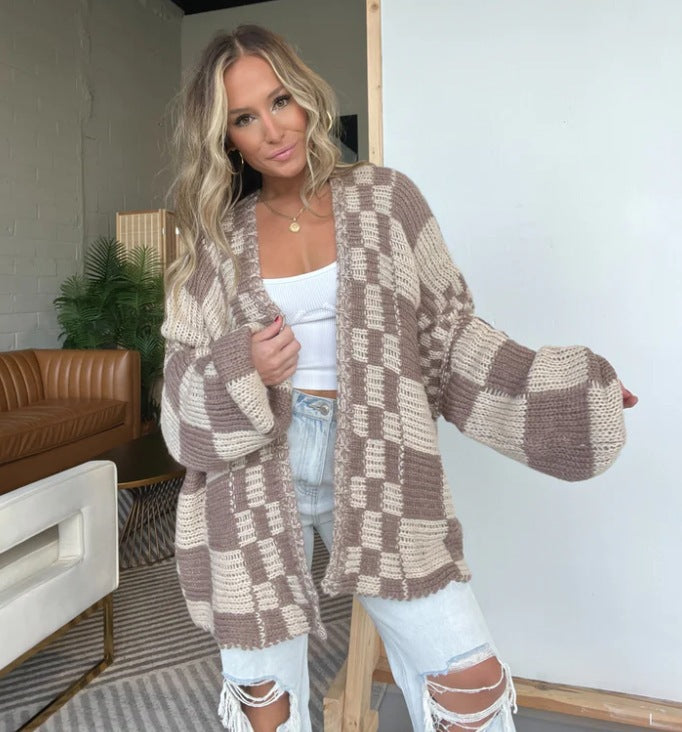 Damernas avslappnade stickad cardigan med rutigt mönster och oversized skärning Eva Jonsson-Eva Jonsson