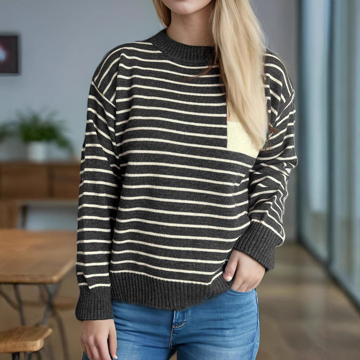 Damernas avslappnade stickad tröja med bred randig mönster och överhängande axlar Mirla-Eva Jonsson