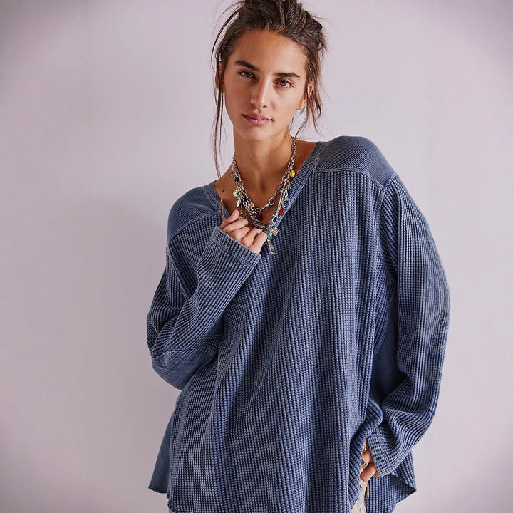 Damernas avslappnade stickad tröja med lätt oversized snitt Mirla-Eva Jonsson