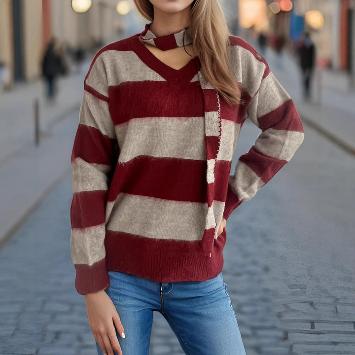 Damernas avslappnade stickad tröja med modernt randmönster och dekorativ scarf Mirla-Eva Jonsson