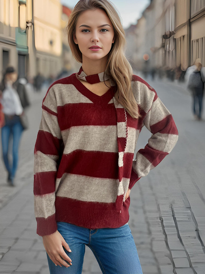 Damernas avslappnade stickad tröja med modernt randmönster och dekorativ scarf Mirla-Eva Jonsson