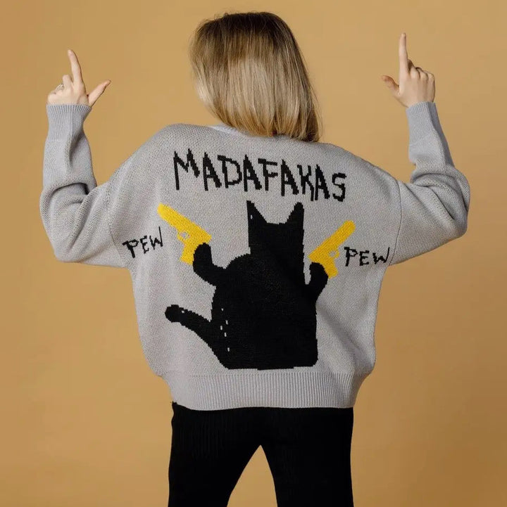 Damernas avslappnade stickad tröja med unik kattdesign och grafisk tryck Mirla-Eva Jonsson