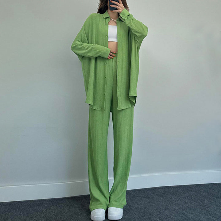 Damernas avslappnade stickensemble med vid blus och lösa byxor Mirla-Eva Jonsson