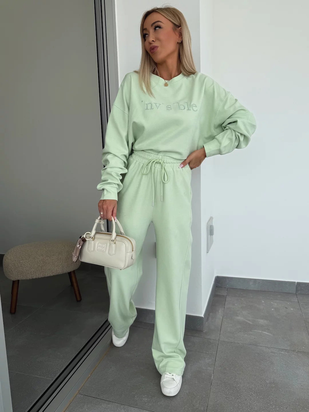 Damernas avslappnade sweatpants-set med lös passform och praktiska fickor-Eva Jonsson