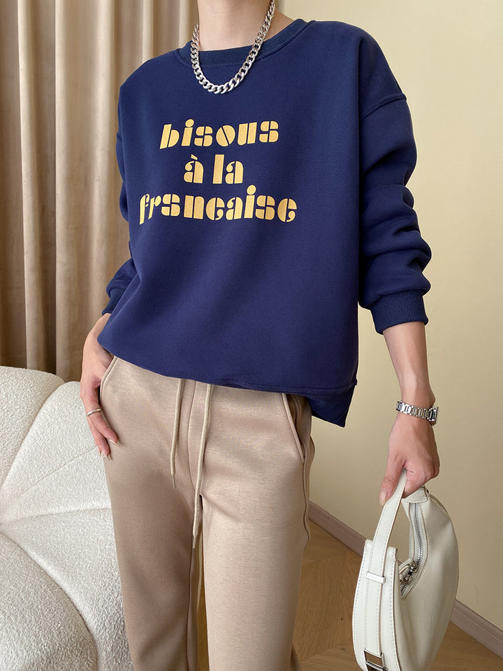 Damernas avslappnade sweatshirt med kreativ text Mirla-Eva Jonsson