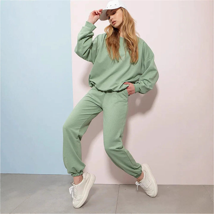 Damernas avslappnade sweatsuit med vid överdel och bekväma byxor Mirla-Eva Jonsson