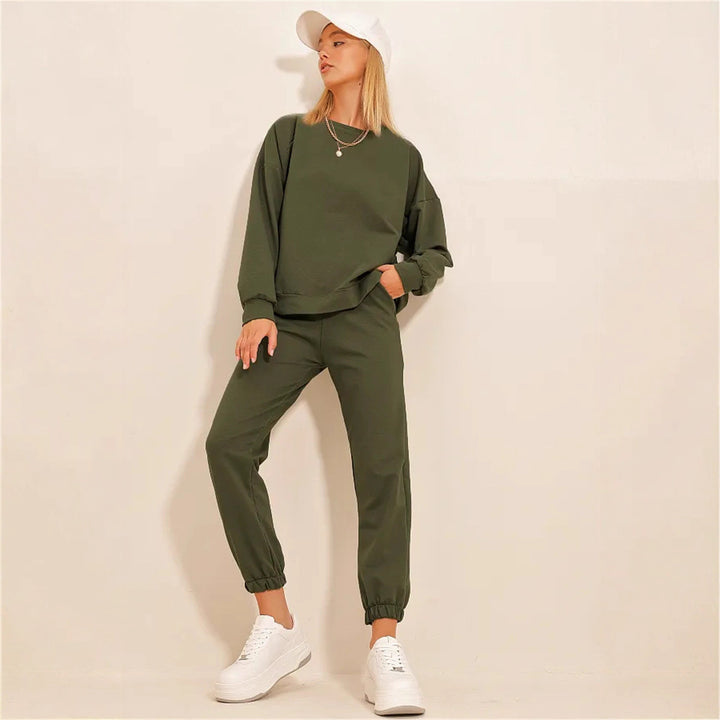 Damernas avslappnade sweatsuit med vid överdel och bekväma byxor Mirla-Eva Jonsson