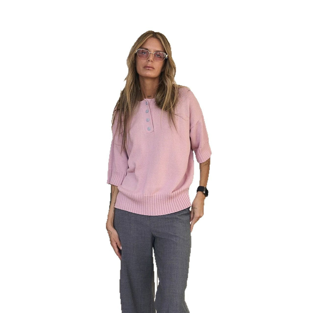 Damernas avslappnade tröja med korta ärmar och knapplist Mirla-Eva Jonsson