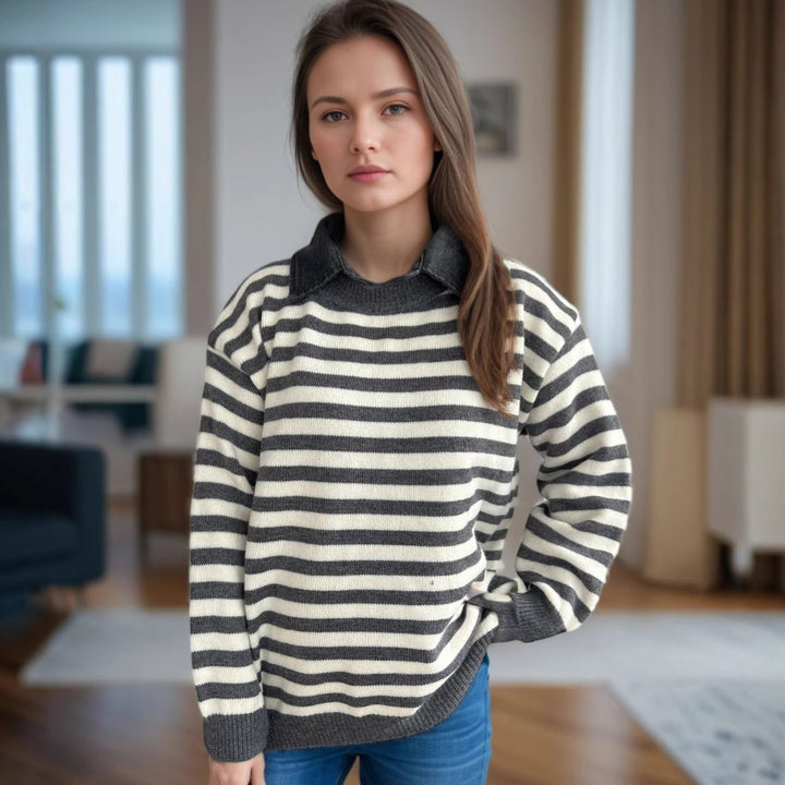 Damernas avslappnade tröja med strukturellt randmönster och moderiktig krage Mirla-Eva Jonsson