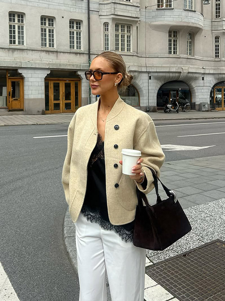 Damernas avslappnade ulljacka med knappdetaljer och voluminösa ärmar Eva Jonsson-Eva Jonsson