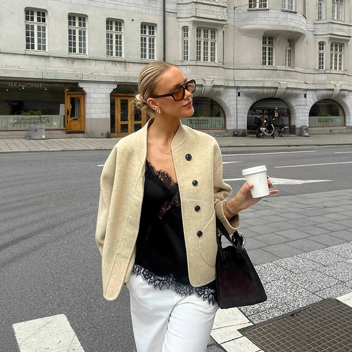 Damernas avslappnade ulljacka med knappdetaljer och voluminösa ärmar Eva Jonsson-Eva Jonsson