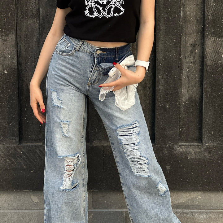 Damernas baggy denimjeans med avslappnade rivdetaljer och unik tvätt Mirla-Eva Jonsson