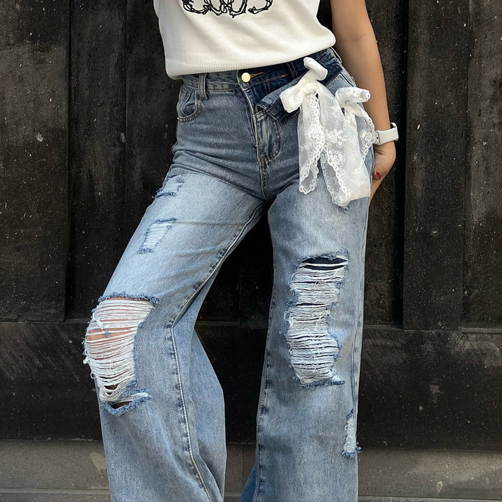 Damernas baggy denimjeans med avslappnade rivdetaljer och unik tvätt Mirla-Eva Jonsson