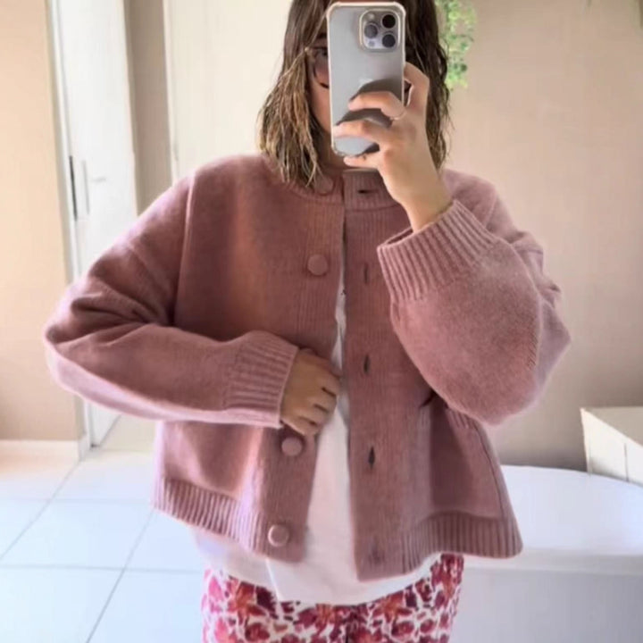 Damernas bekväma cardigan med knäppning och praktiska fickor Mirla-Eva Jonsson