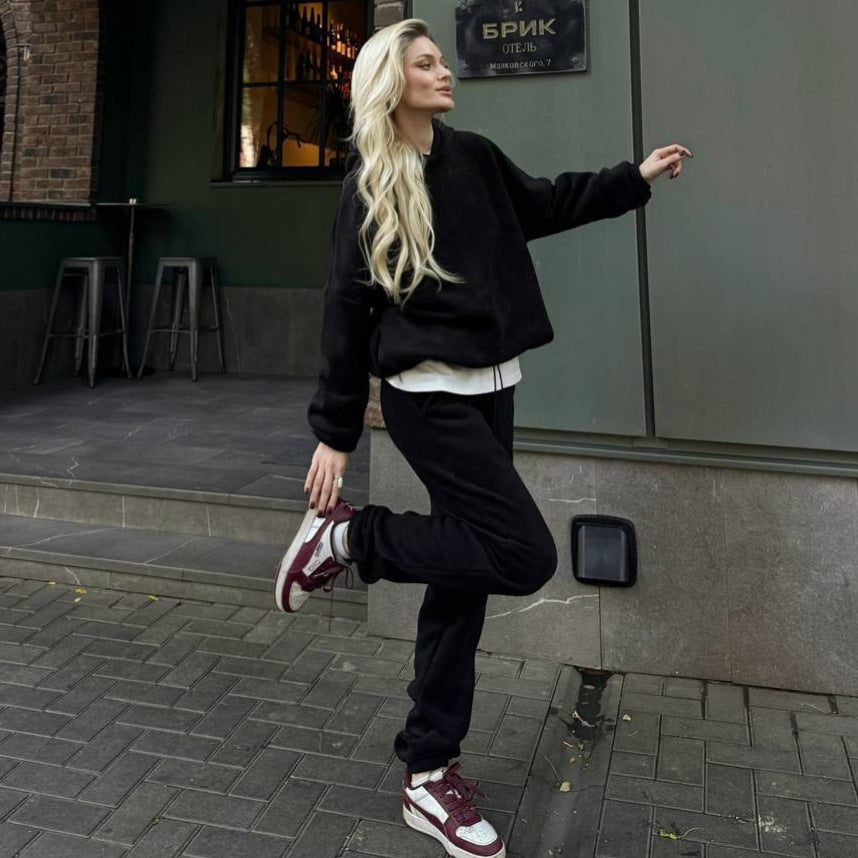 Damernas bekväma fleece-träningsoverall med höga cuffar och praktiska fickor Mirla-Eva Jonsson
