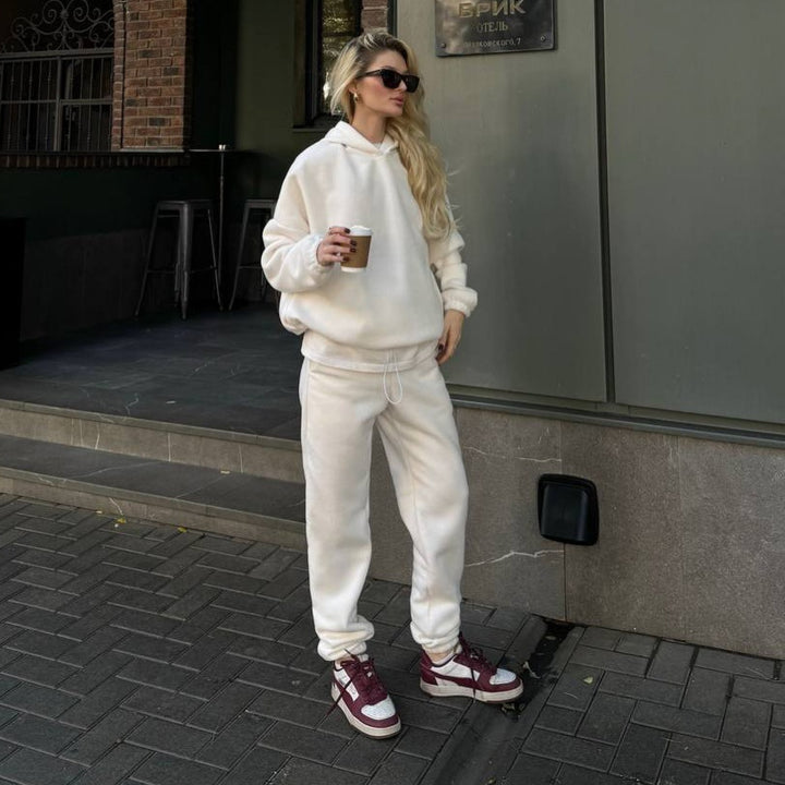 Damernas bekväma fleece-träningsoverall med höga cuffar och praktiska fickor Mirla-Eva Jonsson