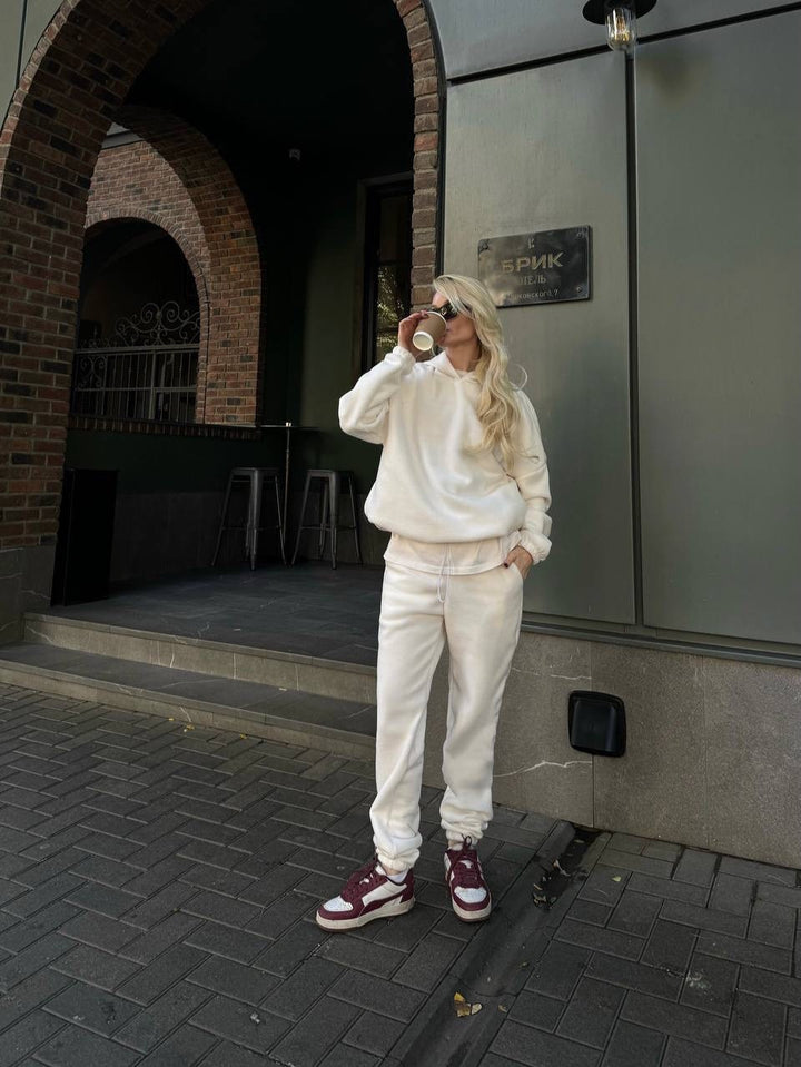 Damernas bekväma fleece-träningsoverall med höga cuffar och praktiska fickor Mirla-Eva Jonsson
