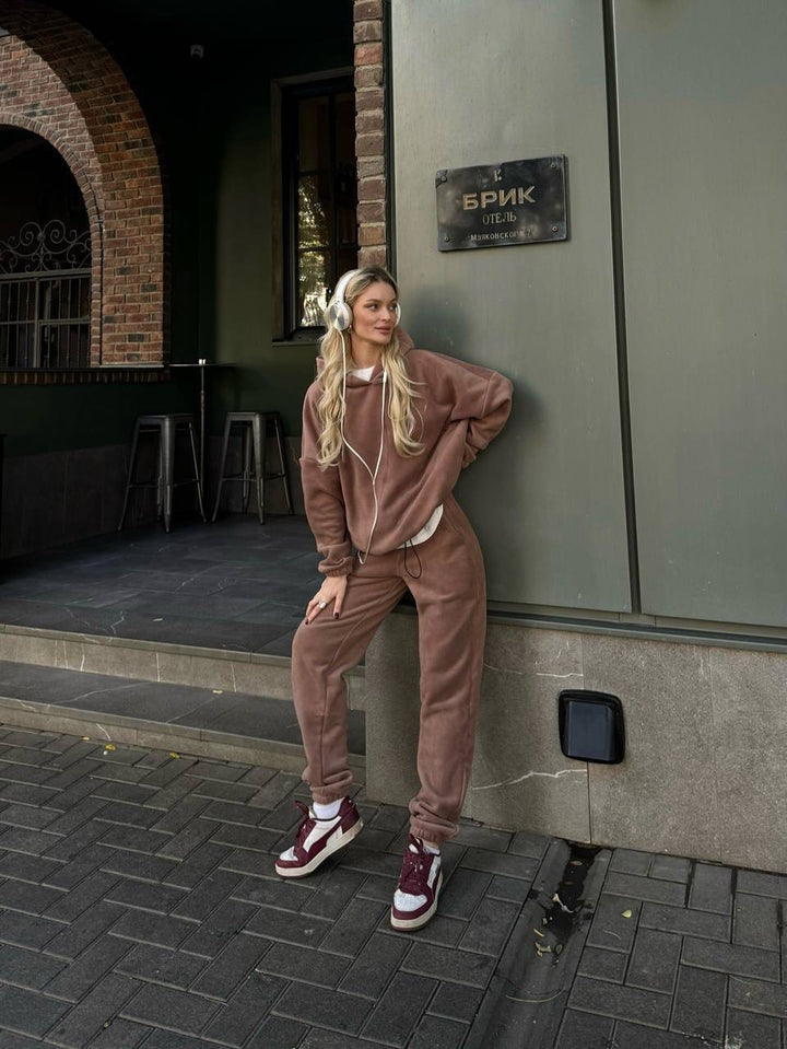 Damernas bekväma fleece-träningsoverall med höga cuffar och praktiska fickor Mirla-Eva Jonsson
