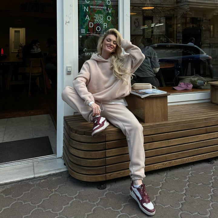 Damernas bekväma fleece-träningsoverall med höga cuffar och praktiska fickor Mirla-Eva Jonsson
